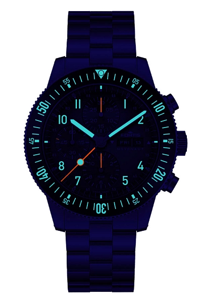 Fortis Novonaut N-42 Legacy Edition auf Block-Armband F2040008