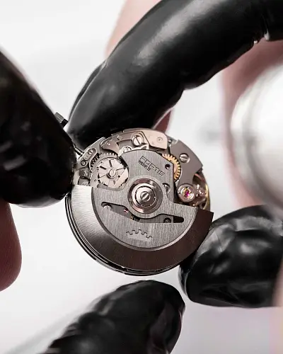 Fortis Novonaut N-42 Legacy Edition auf Block-Armband F2040008