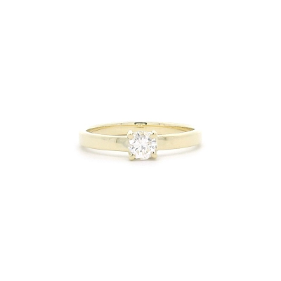 Goldener Verlobungsring mit Diamant