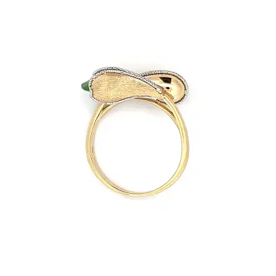 Goldring mit grünem Stein