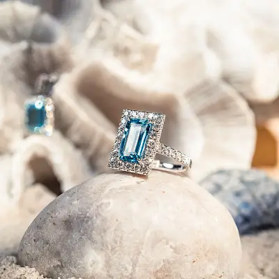 Weißgoldring mit Aquamarin und Diamanten