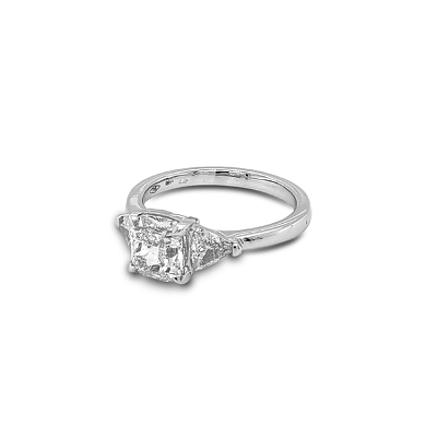 Verlobungsring aus Gold mit Diamanten