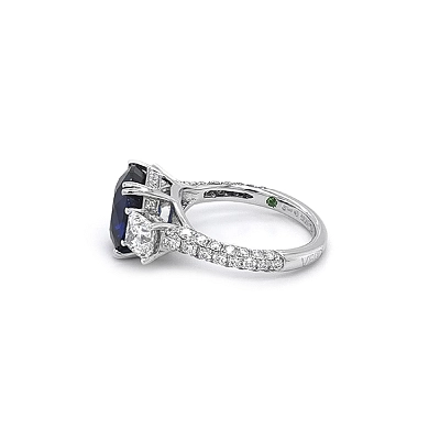 Goldring mit Saphir und Diamanten