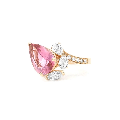 Tropfenförmiger Ring aus rosa Turmalin mit funkelnden Diamanten