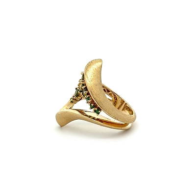 Goldring mit grünen Steinen