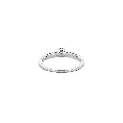 Goldring mit grünem Stein