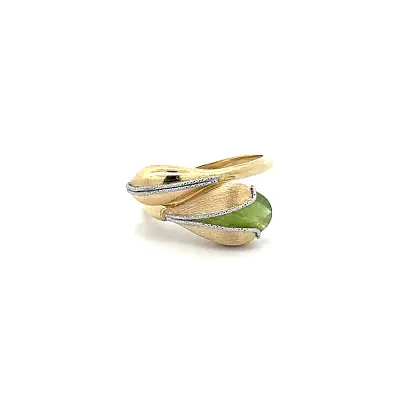 Goldring mit grünem Stein