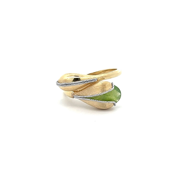 Goldring mit grünem Stein