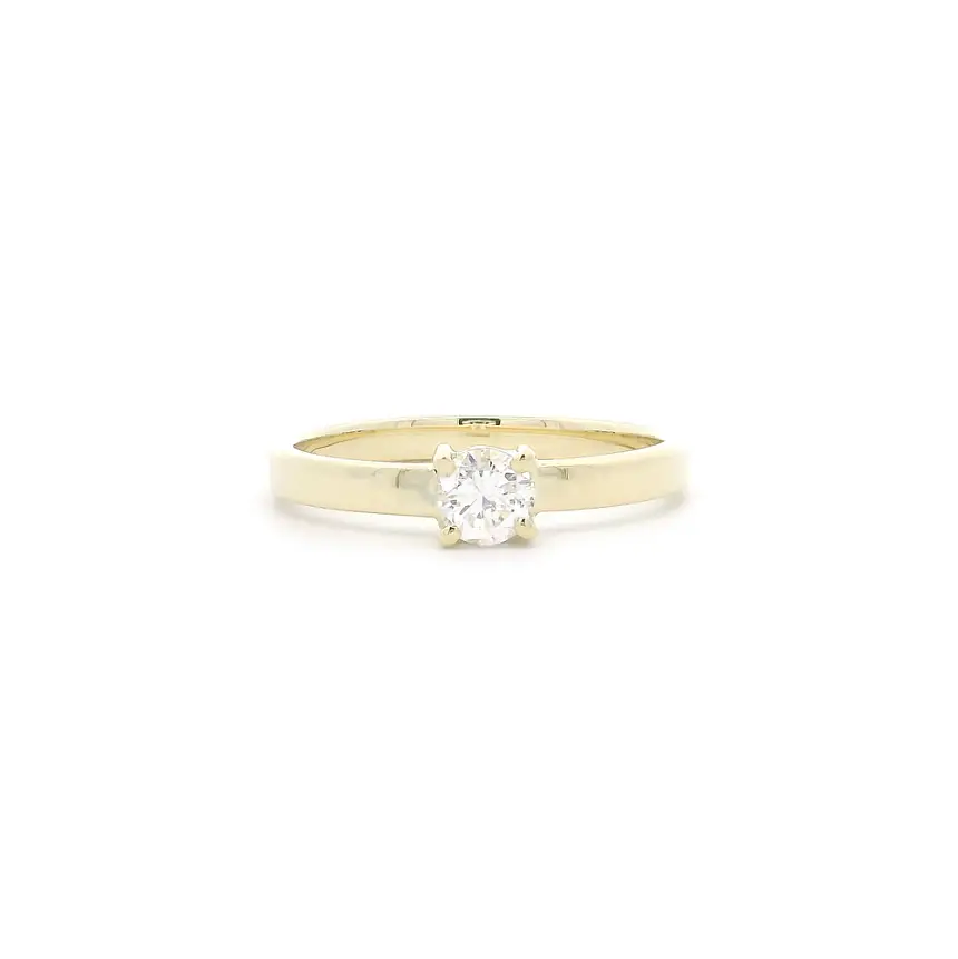 Goldener Verlobungsring mit Diamant