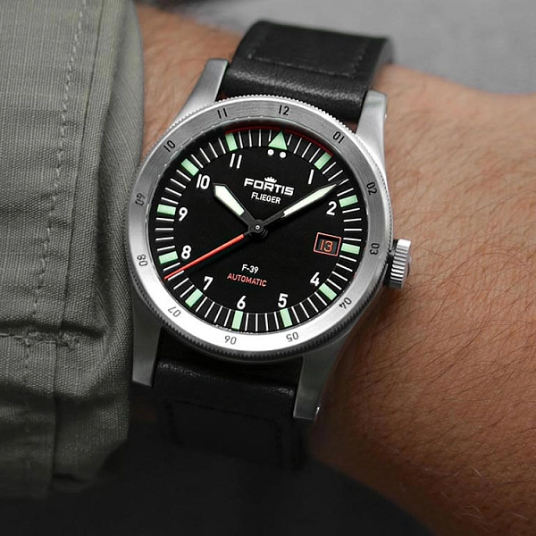 Fortis Flieger F-39 Automatik am Fliegerarmband F4220006