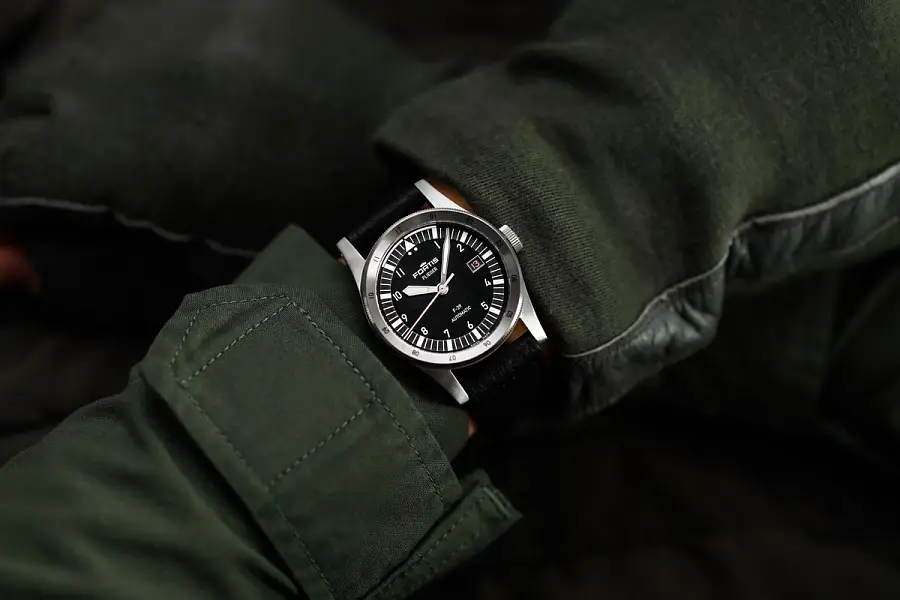 Fortis Flieger F-39 Schwarz auf Aviator Armband F4220016