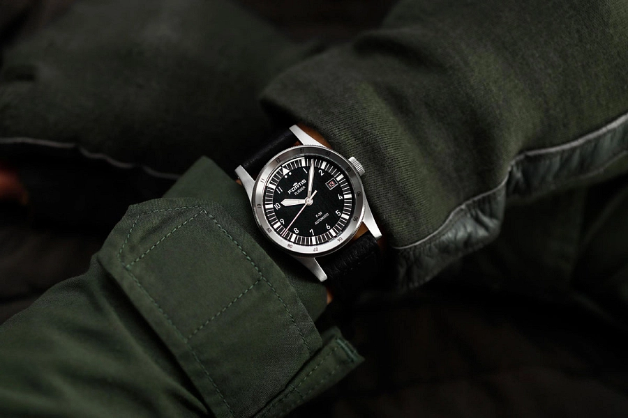 Fortis Flieger F-39 Schwarz auf Aviator Armband F4220016