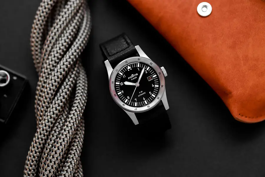 Fortis Flieger F-39 Schwarz auf Aviator Armband F4220016