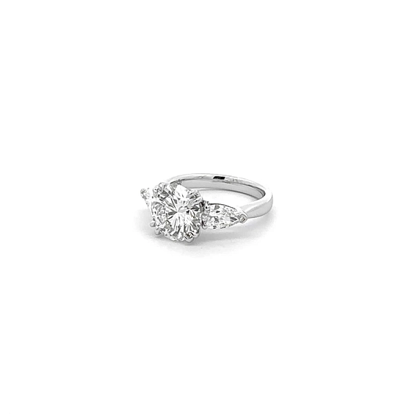 Verlobungsring aus Gold mit Diamanten
