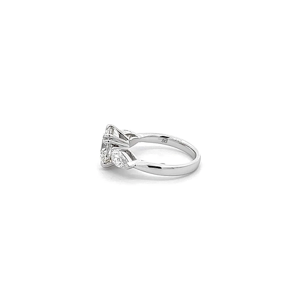 Verlobungsring aus Gold mit Diamanten