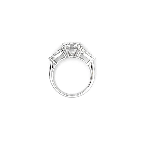 Verlobungsring aus Gold mit Diamanten