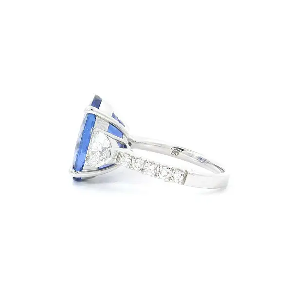 Weißgoldring mit Tansanit und Diamanten in Herzform
