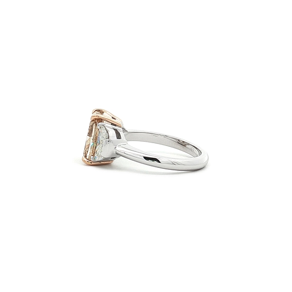 Goldring mit Fancy-Braun Cushion-Diamant und Mehrsteinfassung