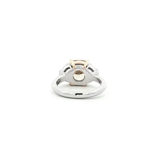 Goldring mit Fancy-Braun Cushion-Diamant und Mehrsteinfassung