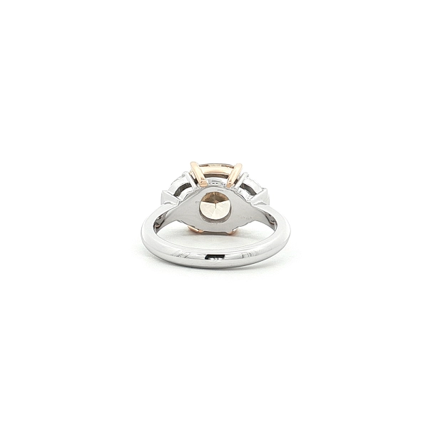 Goldring mit Fancy-Braun Cushion-Diamant und Mehrsteinfassung