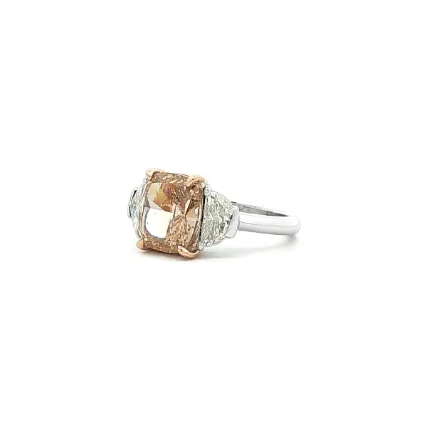 Goldring mit Fancy-Braun Cushion-Diamant und Mehrsteinfassung