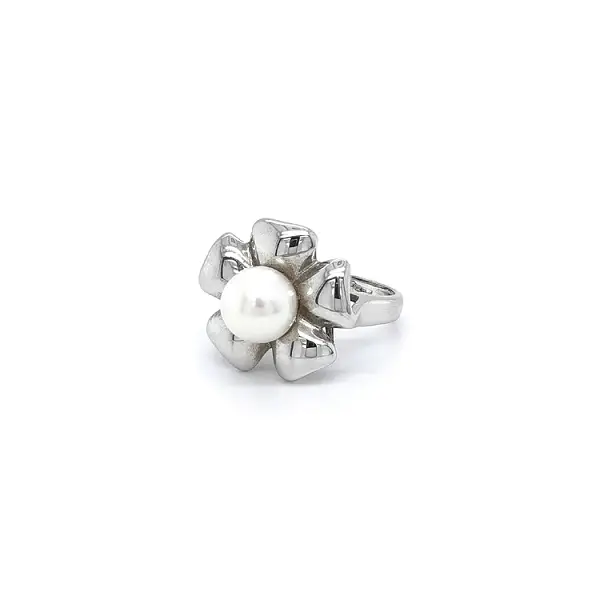 Eleganter Ring aus Weißgold mit Perle