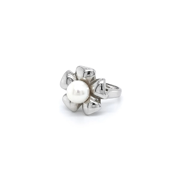 Eleganter Ring aus Weißgold mit Perle