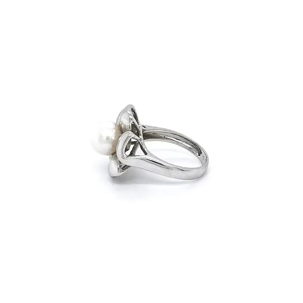 Eleganter Ring aus Weißgold mit Perle