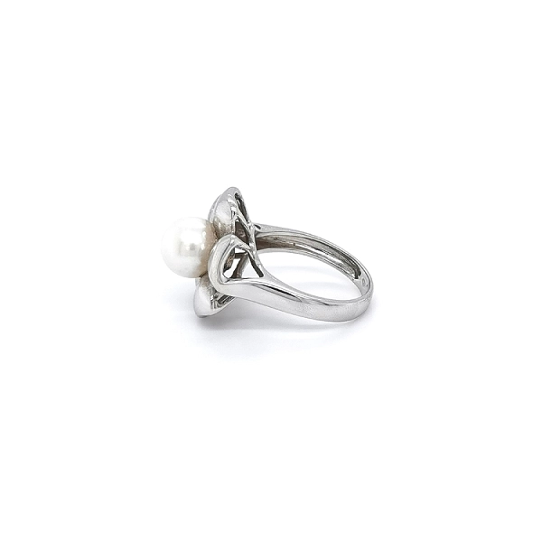 Eleganter Ring aus Weißgold mit Perle