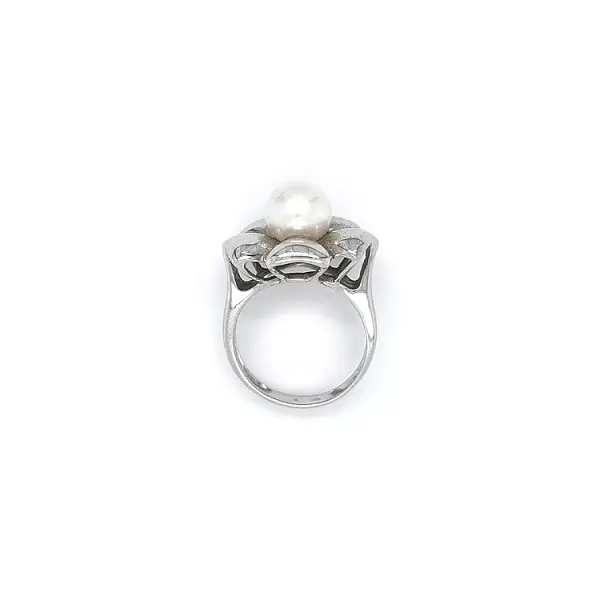 Eleganter Ring aus Weißgold mit Perle