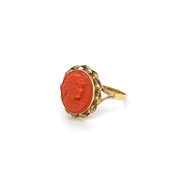 Exklusiver Goldring mit Kamee