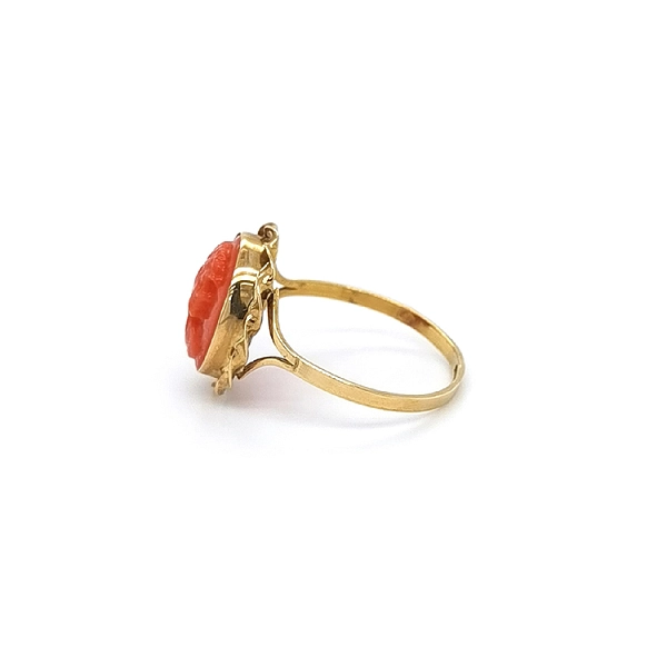 Exklusiver Goldring mit Kamee