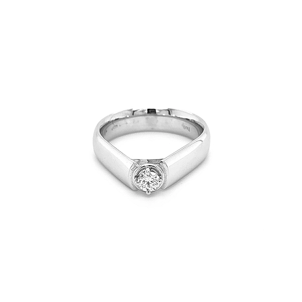 Goldener Verlobungsring mit Diamant