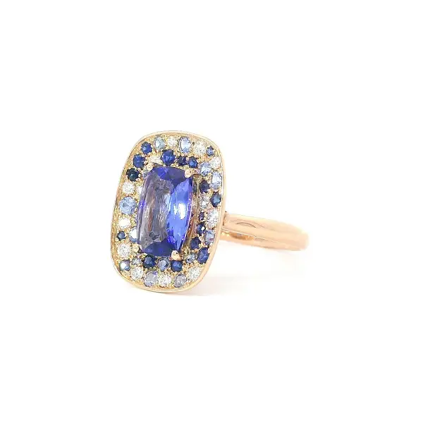 Farbige Harmonie von Tansaniten, Saphiren und Diamanten in Roségold