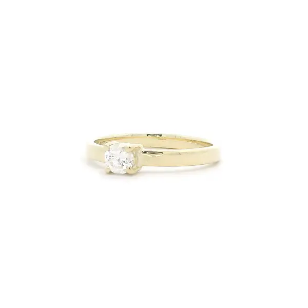 Goldener Verlobungsring mit Diamant