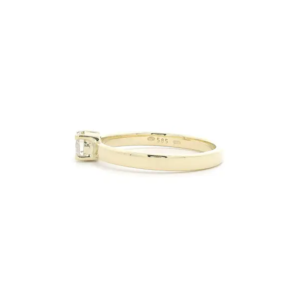 Goldener Verlobungsring mit Diamant