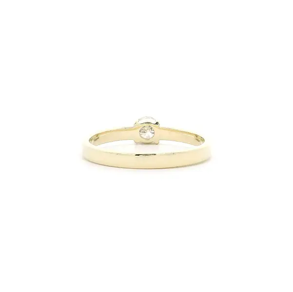Goldener Verlobungsring mit Diamant