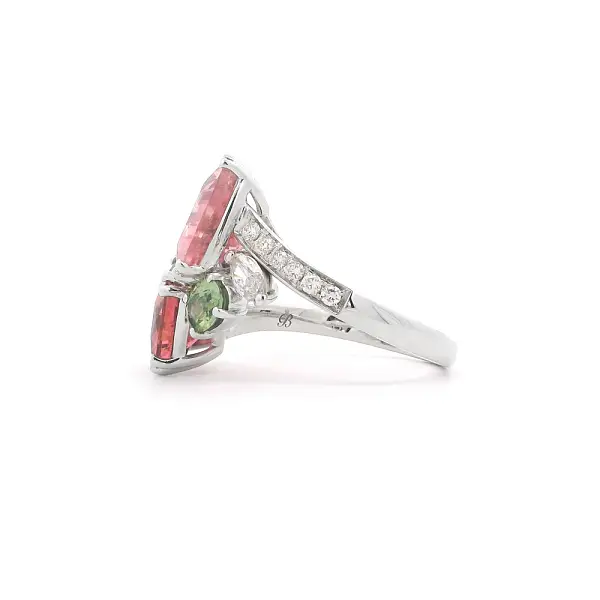 Ring aus 18kt Weißgold mit Turmalinen, Saphiren und Diamanten