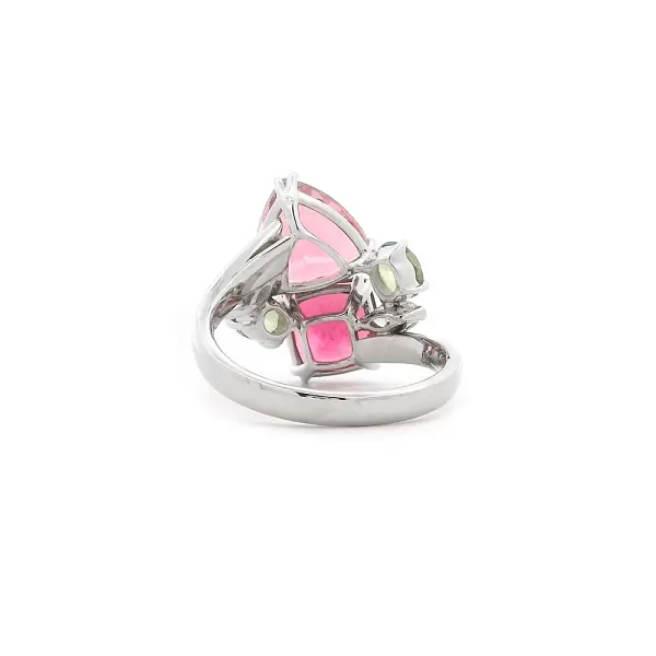 Ring aus 18kt Weißgold mit Turmalinen, Saphiren und Diamanten
