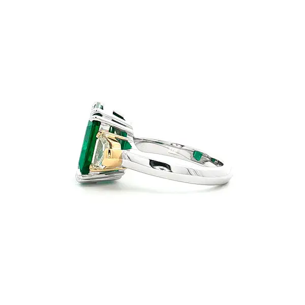 Bicolor-Goldring mit Smaragd und gelben Diamanten