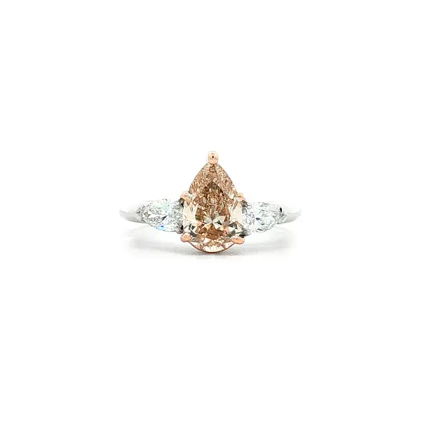 Ring aus 18kt Gold mit Fancy Yellow und weißen Diamanten