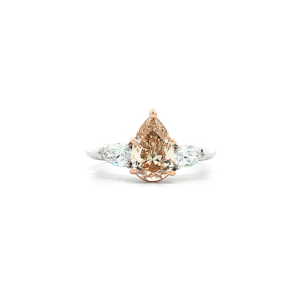 Ring aus 18kt Gold mit Fancy Yellow und weißen Diamanten