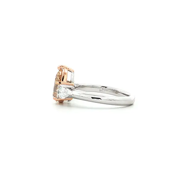 Ring aus 18kt Gold mit Fancy Yellow und weißen Diamanten