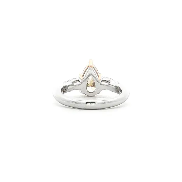 Ring aus 18kt Gold mit Fancy Yellow und weißen Diamanten