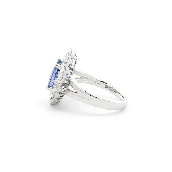 Weißgoldring mit Tansanit und Diamantkranz