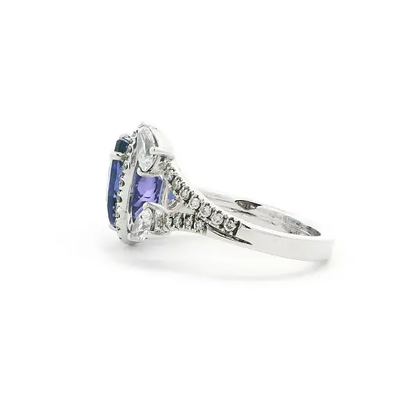 Weißgoldring mit tropfenförmigem Tansanit und Diamanten