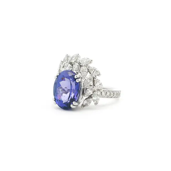 Weißgoldring mit Tansanit und Diamanten in Blattform