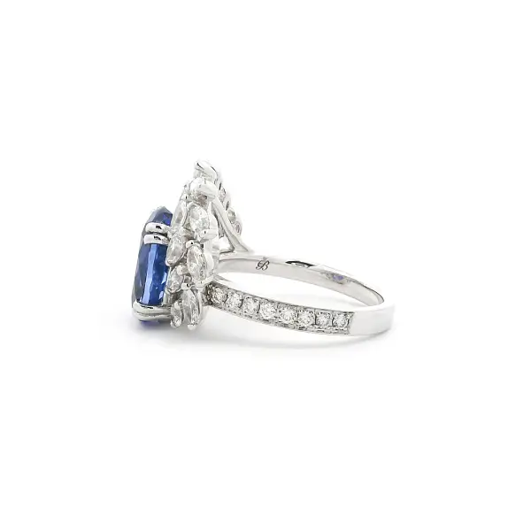 Weißgoldring mit Tansanit und Diamanten in Blattform