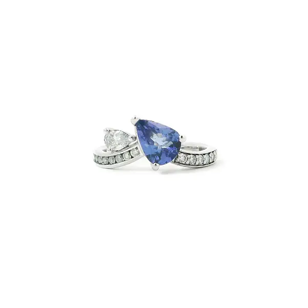 Weißgoldring mit Tansanit und tropfenförmigem Diamanten