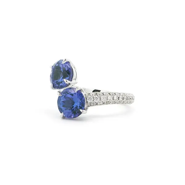 Weißgoldring mit zwei Tansaniten und Diamanten